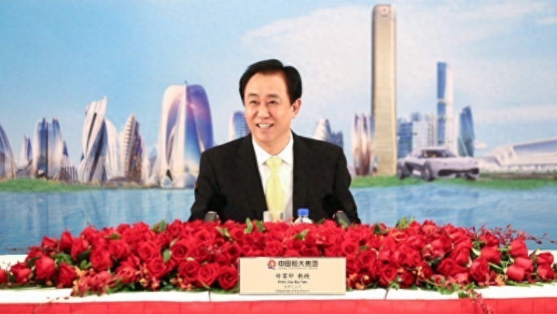 许家印刚判不到一个月，国家转手就出新规，现房是好事，但代价可能真不小

8月20日上午，广东省深圳市中级人民法院的法庭内，法槌落下，曾经的中国首富、恒大集团创始人许家印，数罪并罚被判处无期徒刑，剥夺政治权利终身，并处没收个人全部财产。

同时恒大集团被判罚金88.2亿元，恒大地产被判罚金70亿元，两