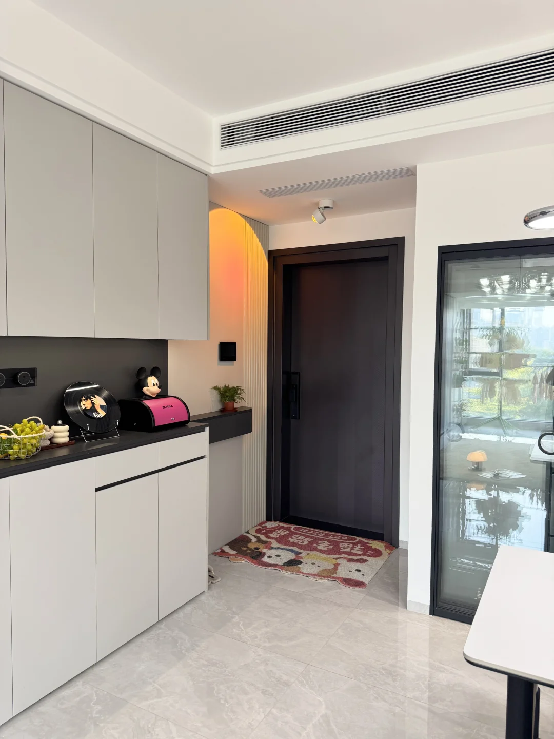 63平小家，黑色沙发给我家客厅狠狠加分了