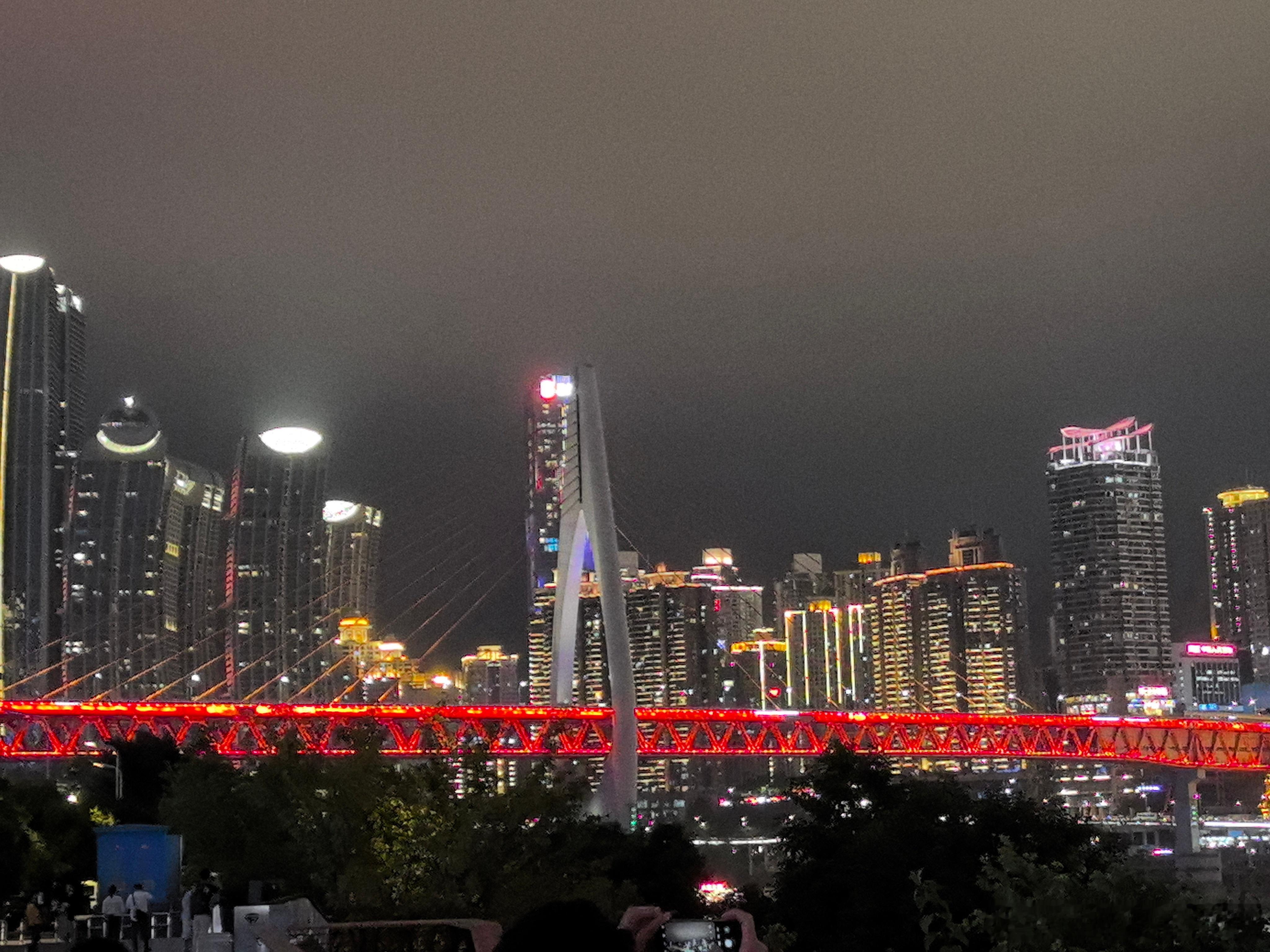 重庆嘉陵江夜景，图五是著名的洪崖洞。 ​​​