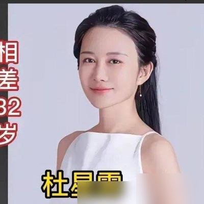 75岁张纪中直播间被当场催生，脸都僵了，手里的水杯举起来又放下。
44岁的杜星霖笑嘻嘻来一句：再生个龙太子凑五个。张纪中没接话，沉默了几秒，低头喝水。
这场景太真实了。小女儿刚过完两岁生日宴，全家台上台下热热闹闹，转头家里日常视频里还带着孩子练英语，说是为海外度假突击准备。
外人看着风光，细想