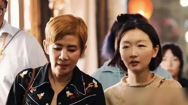 乌镇长桌宴，周冬雨全程没抢一个镜头，却把歌词纸悄悄推给了旁边的老前辈。
镜头扫过去，她正低头给邻座指台词，动作轻得像怕惊了戏。没人提，也没热搜。就这一个动作，网上骂她“心机”的那套说辞，全塌了。
她嘴笨，采访常冷场，路演接不住梗，被骂“情商低”不是一两天。可懂不懂礼数，从来不靠嘴皮子。递张纸、让
