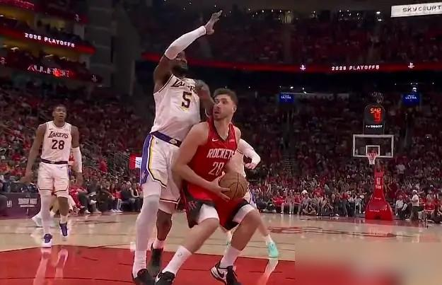 8年第一次！就因为一肘子，艾顿直接被赶出场，湖人季后赛G4瞬间崩盘。...