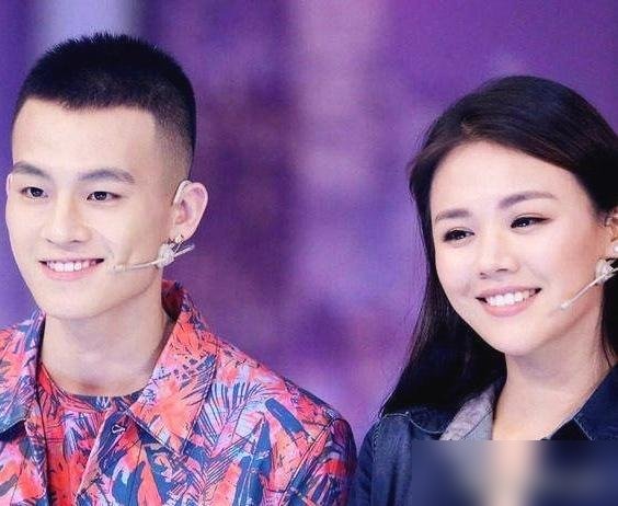 马思纯在杨天真播客里亲口说，单身太舒服了。跟盘尼西林主唱张哲轩那五年，她终于翻篇了。要知道这位姐以前多疯，为了爱情能跟全世界对着干，现在却说“不再用能量去改变对方”。她抗抑郁药减量了，减重50斤，静息心率都正常了。新剧《她的盛焰》刚播完，演个数学天才，戏里戏外都在算同一道题：值不值。人一旦停止向外索