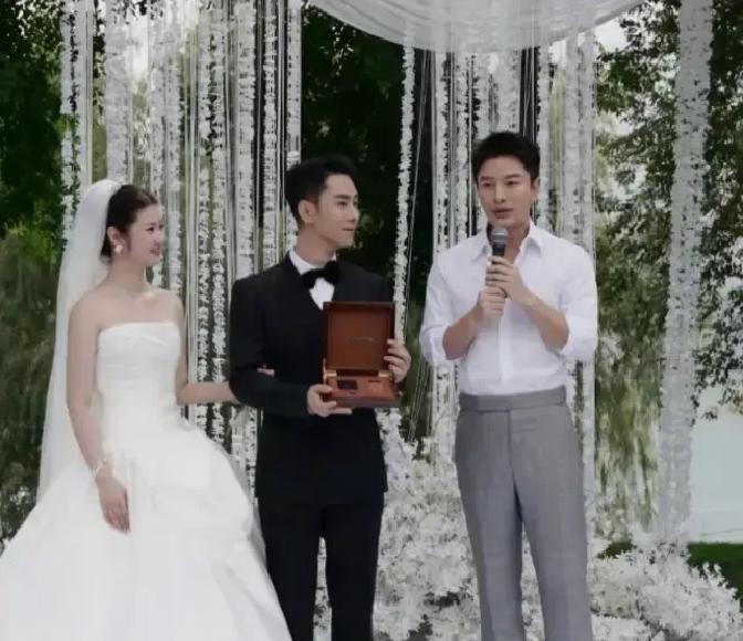 上热搜了，贾乃亮太豪横了！

他为跟了自己十年的经纪人证婚，当着所有人的面说替新娘考察了新郎十年。他把一台百万豪车装进粉色货柜，慢悠悠拉到现场，连最折腾人的车牌都给办好了。
因为在他最低谷的时候，这个姑娘没走，陪着他从舆论漩涡里爬出来，再到直播间里找新路。所以现在，他把这份十年的不离不弃，换成一场婚