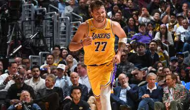 2026年10月22日NBA常规赛，沃克·凯斯勒在洛杉矶湖人队以127比105战胜金州勇士队的比赛中完成湖人首秀，他12投12中，砍下26分并抢下9个篮板，表现惊艳。
卢卡·东契奇在三节比赛中拿下28分，奥斯汀·里夫斯贡献23分，湖人在勒布朗·詹姆斯离队后开启新篇章，并痛击了勇士队；勇士队