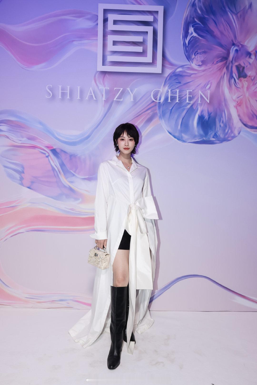 秀场直击 #夏姿陈27春夏巴黎时装秀#  - 「序兰」

演员 演员演员艺术家共赏#夏姿陈SHIATZYCHEN# 新一季兰序东方的时装魅力与动人姿态

#夏姿陈27春夏系列# 
#序兰# 
#兰不住一身君子气# ​