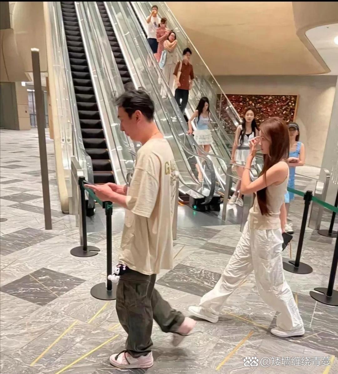 王校长大概率是不会再回国了！手头能卖的基本都清完了。公司卖了，豪宅卖了，保时捷918卖了，兰博基尼LP700卖了，劳斯莱斯幻影也卖了。王健林年纪摆在那儿，往后就是王思聪说了算。 ​