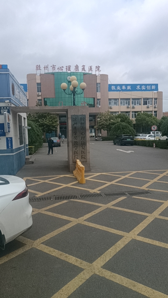 70岁的张纪中有什么魅力?他应该是花钱了，