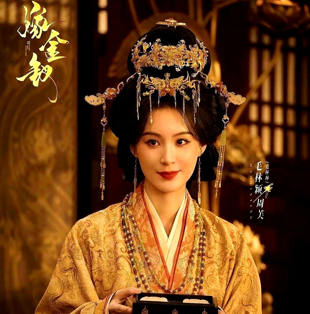 亲妈认出十六年没见的女儿，抬手就是一记真耳光，骂她是倒夜香的卑女。

毛林林演的周芙，狠得让人后背发凉。把亲闺女按在市井倒夜香十六年，重逢后不仅赏耳光、赐釜烹，还拿剑抵着女儿喉咙。田曦薇直播直接把“狠人王”投给她。刀子越狠孩子越安全，她把母爱全折算成了保命筹码，从头到尾连句软话都没留。

从2013