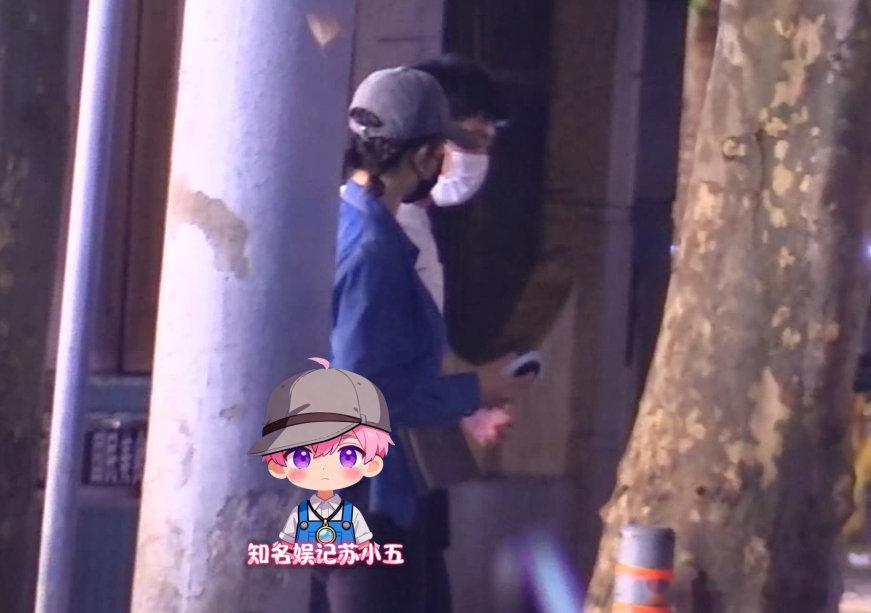 #谢娜话剧后独自等车不见张杰陪伴#原来张杰也不是谢娜每场演出都看呀。谢娜打扮低调，演出结束后，谢娜百无聊赖站在路旁等车，时不时低头看看手机。不一会儿，车子到达后，谢娜在工作人员陪伴下独自乘车离开。姐，张杰今天咋没陪你啊？#谢娜# ​