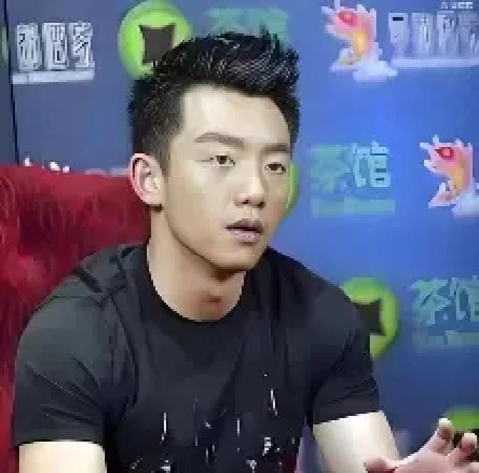 有一回主持人问郑恺：“你一天最多赚过多少？”郑恺特淡定：“7个亿。”


事情发生在2015年，那会儿《奔跑吧兄弟》正火，郑恺、李晨、陈赫、杨颖这些明星人气爆棚。广告、综艺纷纷找上门，商业价值蹭蹭往上涨。华谊兄弟看这形势，怕别人抢人，想用买股权的办法把这帮明星锁死。

2015年10月21日，浙江东