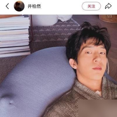 井柏然这波操作，把内娱那点体面撕得干干净净。
剧火了，人没飘。手写片头字，研讨会聊角色塑造，跟网友互怼没架子。别的明星红了先躲镜头，他拉着刘雯往李荣浩演唱会观众席一坐，任底下喊“栾念”。
可杂志开卖两小时，1300本。粉丝不买账了。一边嗑剧里CP嗑得飞起，一边看他现实里跟女友高调放闪，钱包直接冷