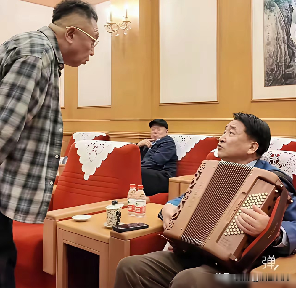 活久见，德云社的于谦，居然跟主流相声代表姜昆平起平坐聊上了。
后台沙发上，姜昆怀里抱着手风琴，坐得挺稳；于谦一身便服凑在前头，身子微微往前探着，俩人有说有笑，热络得很。
这画面一出来，评论区全炸了。大家脑子里全是当年姜昆在台下、郭德纲在电视里的尴尬隔空，谁能想到，私下里于谦直接跨过了那道恩怨墙。