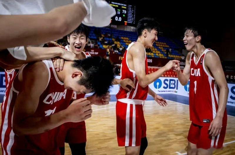 太激动了！中国U18男篮刚刚在2026年国际篮联U18男篮亚洲杯半决赛里，以79-66赢了新西兰U18男篮，成功闯进决赛。
决赛时间定在北京时间明晚22点，对手会是韩国队和澳大利亚队里的胜者。#中国男篮[超话]# ​