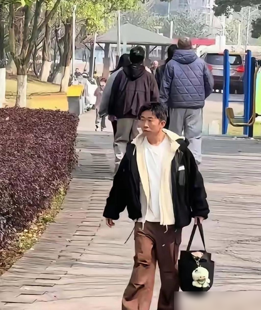 谢娜当时就撂下一句话：换他，我也不录了。
《娜就这么说》筹备那会儿，杨迪还没红，节目组上上下下都觉得他咖位不够，形象也过不了审。领导拍板要换人。
谢娜直接硬扛。
2016年3月9号，杨迪站上了那个舞台，成了助演团一员。没有谢娜那句话，他连门都进不去。
后来杨迪红了，走到哪都说谢娜是贵人。何炅