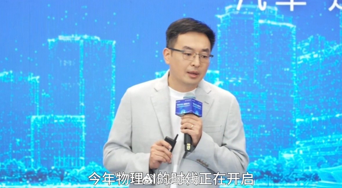 #人形机器人为什么一定要是人形#机器人不必局限于人形，就像AIVA总 裁 李 博说的一样：汽车能够成为具身AI的 载 体，大灯就是它的眼睛，实现表达交互，感知共情驾 乘 者。那搭 载AI大脑的车辆，算不算另一种形态机器人，不妨到评论区说说你的看法吧！！ ​