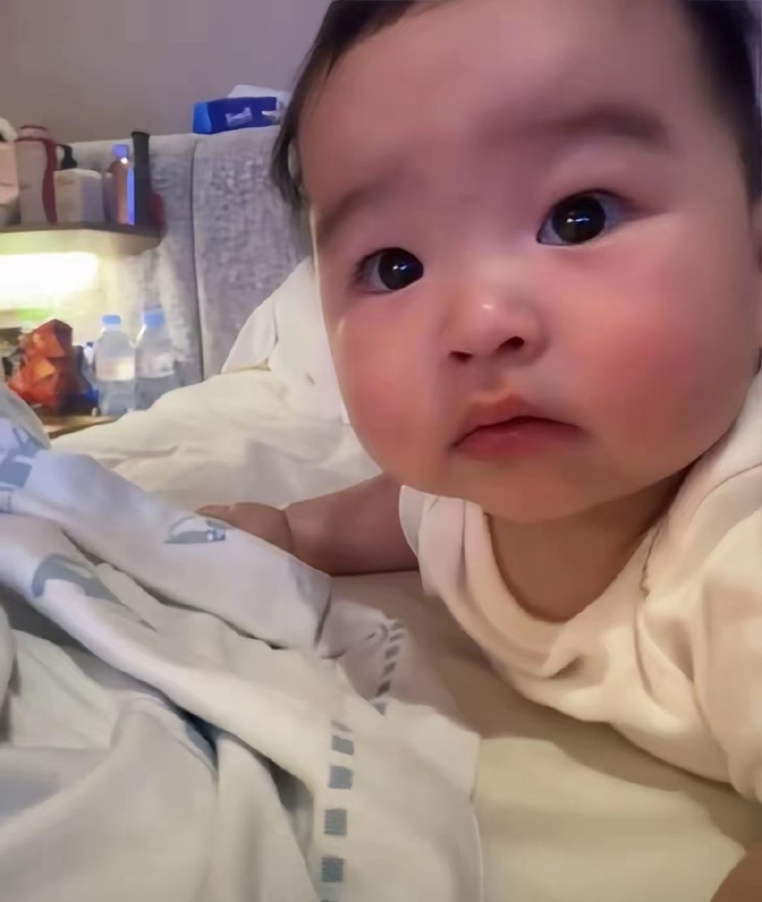 马筱梅7个月大儿子汪宝居家画面曝光：抱枕玩耍玩累就睡，五官神态酷似奶奶张兰 ​