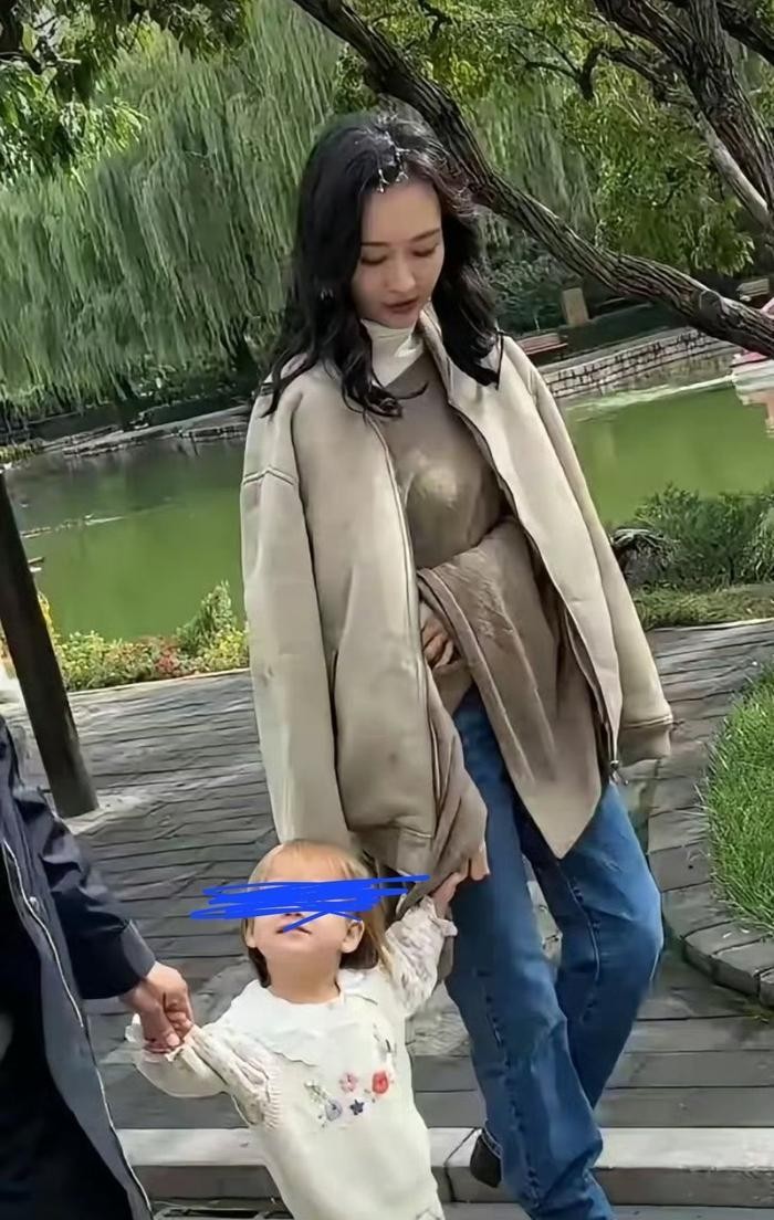 我发现比张碧晨更厉害的女人出现了。刷到这句话时我正在喝水，差点呛到。张碧晨在我印象里已经是又飒又稳的存在，还有谁能被冠上这个“更”字？
坦白讲，我只看到这句话，看不到原文后续的爆料或故事，但这一句话本身已经够人琢磨半天了。
咱们琢磨一下“厉害”这两个字。搁以前，说一个女的厉害，多半是脾气大、不好惹。