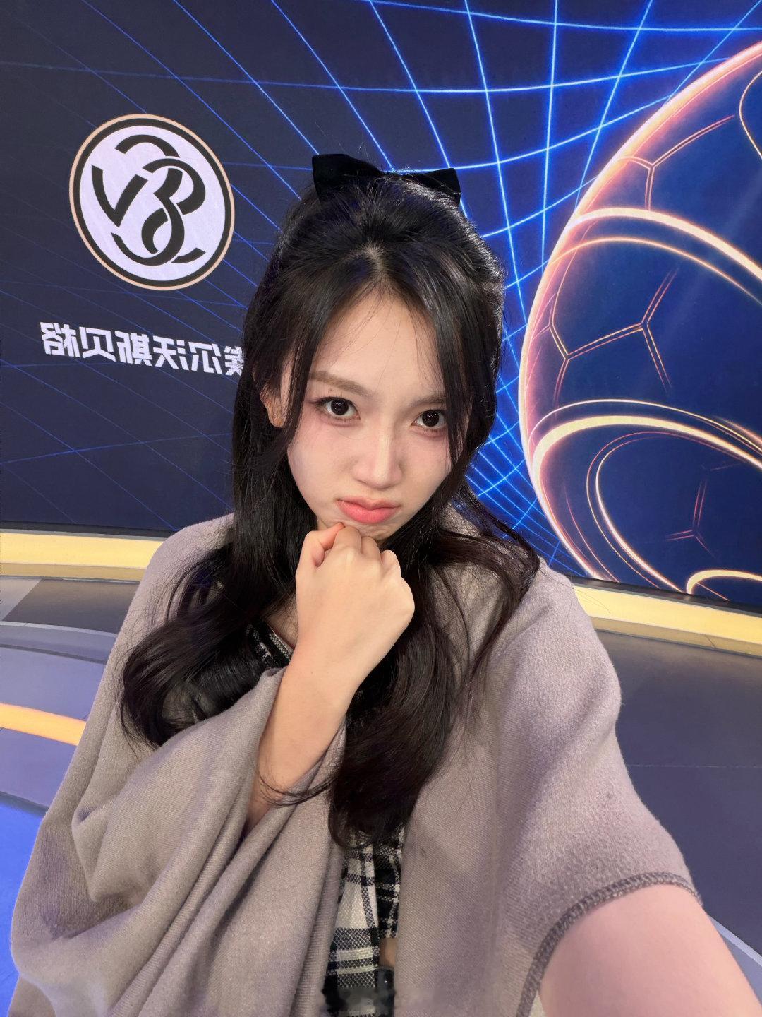 史前最冻演播室
太太太太冷了！！！
感觉下一秒大脑就要停止思考了
#拜仁慕尼黑##德甲# ​