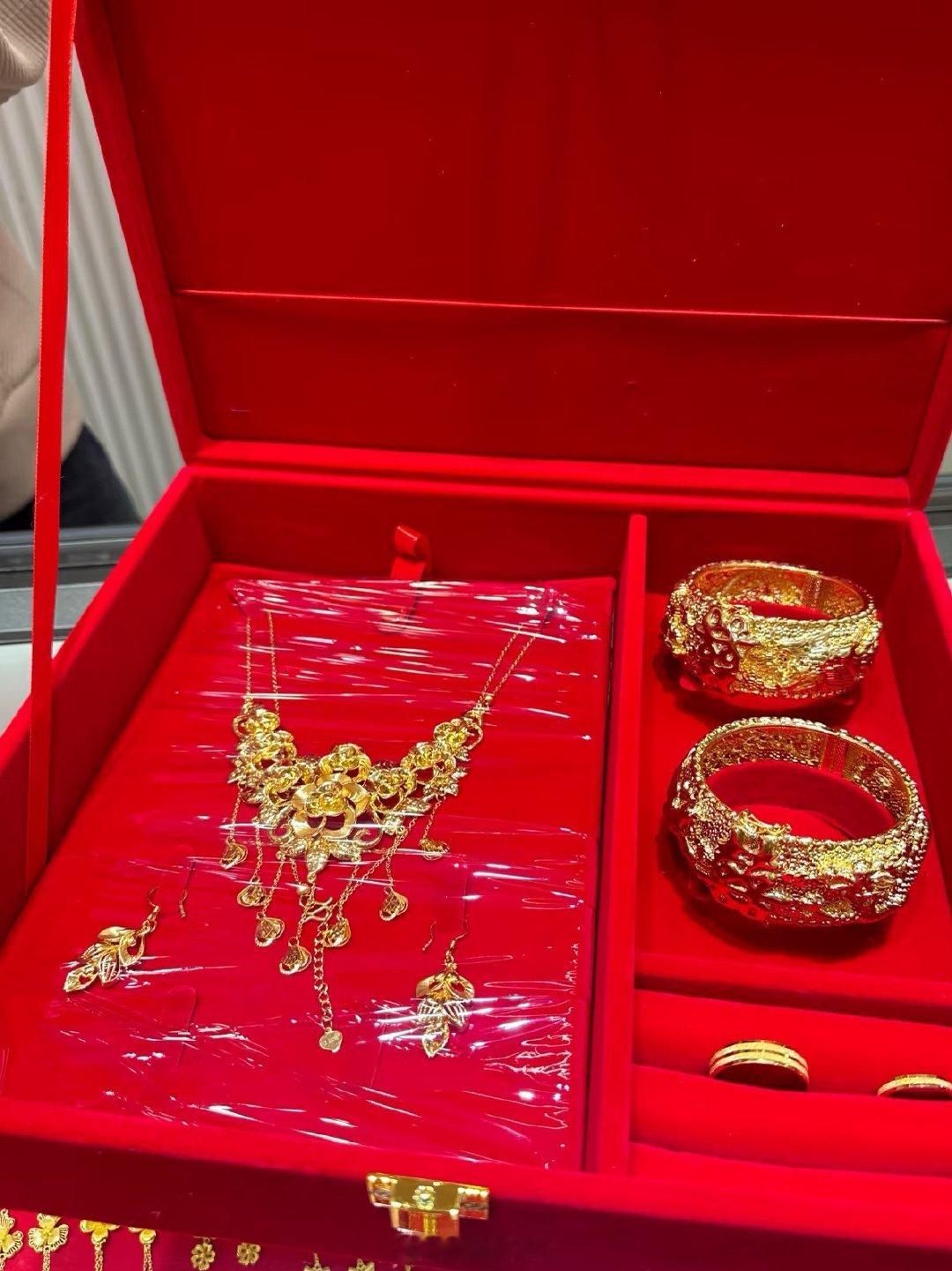 #备婚女生因三金折现和父母争吵#结婚三金一定要买，别傻别心软，这都是你的，换成钱以后会断断续续贴家庭用了，不知道啥时候再买，你以后想起来还是会心动想要，咬咬牙买个三五金永远是你的，个人意见！ ​