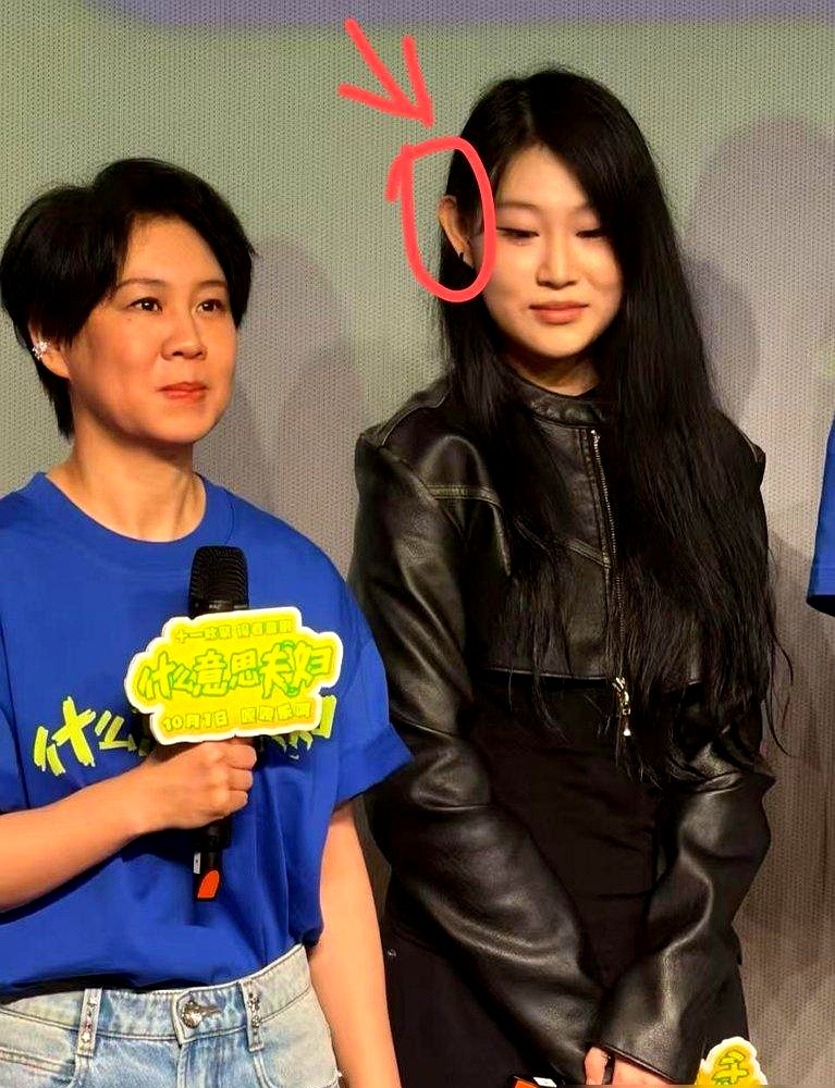 爸妈在台上鞠躬，她在台下安安静静鼓掌。国庆档《什么意思夫妇》首日票房破了四千万，但路演现场最让人舒服的，是侧幕边的沈佳润。

沈春阳头回当导演，台上说话嗓子哑了。听到这，台下的沈佳润下意识往妈妈那边挪了半步。不抢话，不躲镜头，耳高于眉的相貌里有着十几岁少有的定力。

看惯了被名利场催熟的星二代，她陪