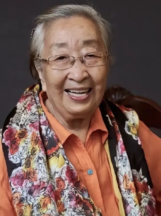 彭玉去世了
最伤心的不是荧幕上少了个老演员
也不是谁缺了个搭档，是她那八年的事，知道的没几个人了。

彭玉的丈夫叫赵文欣，是她在哈尔滨话剧院的同事，两个人有两个女儿。

1988年赵文欣脑溢血倒下，人抢救回来，瘫在了床上。

那几年正是彭玉在台上最红的时候，她把手里的活全推了，提前退休回家。

北京