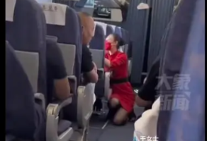 东航空姐下跪道歉引全网热议：服务谦卑不该变成卑微妥协
 
最近东航空姐下跪道歉的视频刷屏全网，看完真的让人心里五味杂陈。这件事发生在9月28日，一架从合肥飞往大连的航班上。当晚航班平稳飞行，大部分乘客都在休息，空姐按照日常流程，推着餐车为旅客提供饮品服务。服务全程，空姐都有出声提