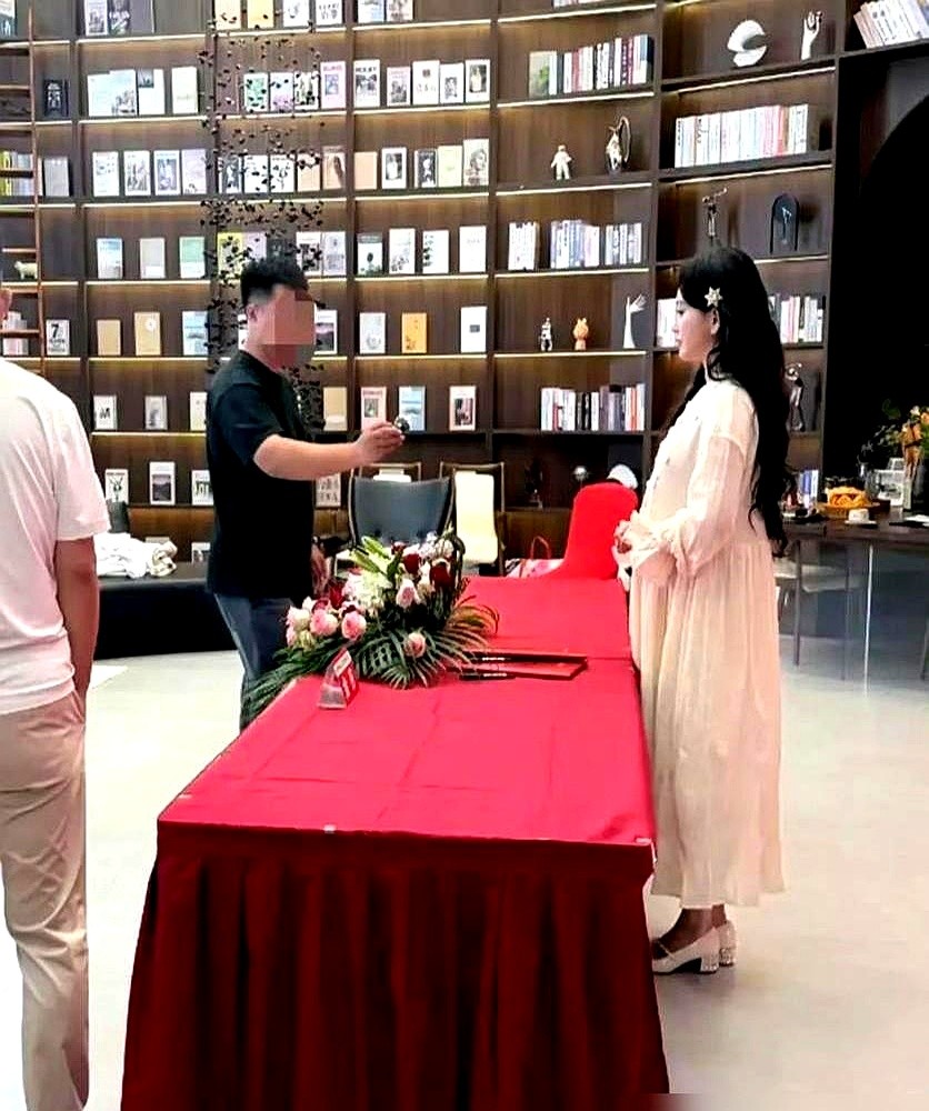 孙丞潇深夜发文“老婆该回家了”，评论区瞬间炸锅。

照片里，金莎穿着宽松长裙，小腹看着有点弧度。旁边孙丞潇更是小心翼翼，下台阶时手一直护着她的腰。网友直接当场“官宣”，恭喜声一片。

可没人记得，金莎自己早就解释过，因为倒时差、吃饭不规律，加上连轴拍戏，身体一直容易浮肿。这种因为胖了点就被说怀孕的事