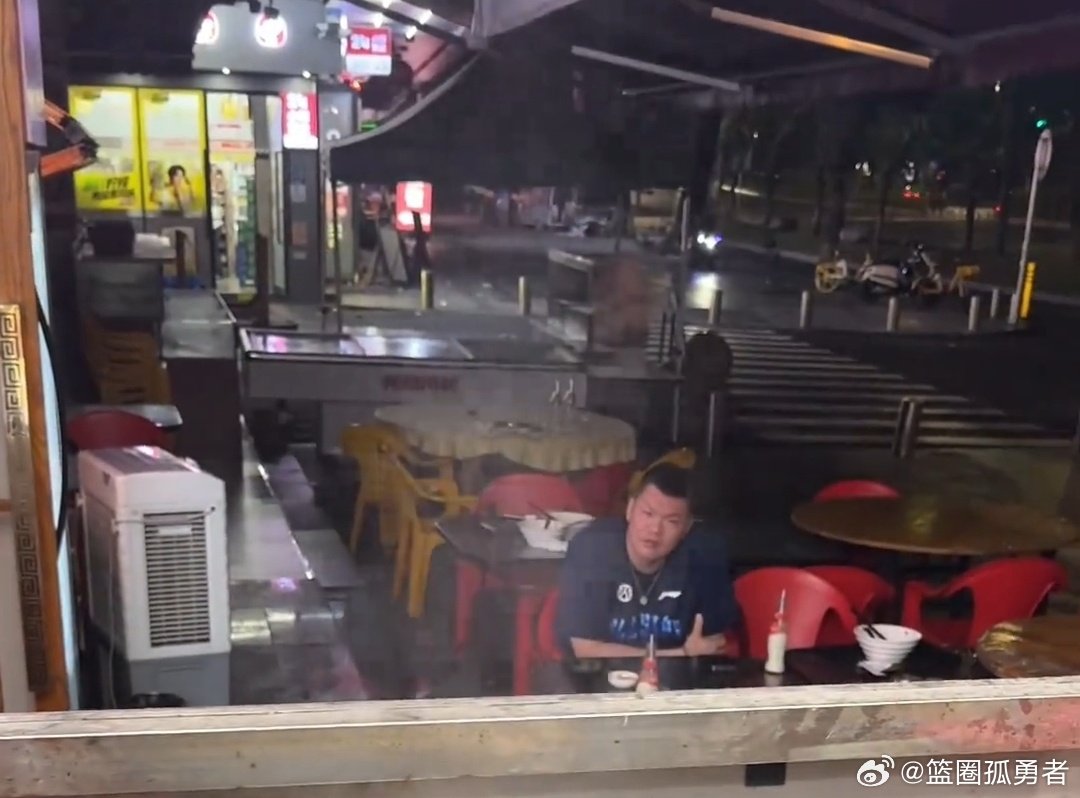 什么情况！前广东男篮总经理朱芳雨辞职后唯一快乐变成喝维他豆奶呢[允悲]...