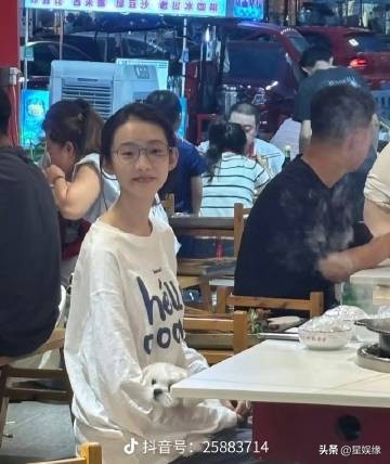 这竟然是张艺凡 ….26了 还像初中生一样 好有少年感啊….