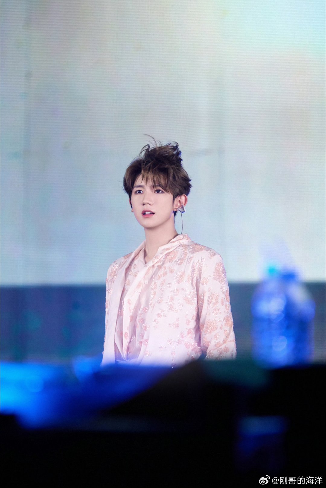 #王源[超话]##王源宇宙超级无敌大大狂欢巡演##共绘王源的狂欢轨迹# 如果想要变得不平凡然后可以离你不遥远要牺牲掉我对你的喜欢，那我愿意当一个离你很远很远然后视你如命的傻子。​