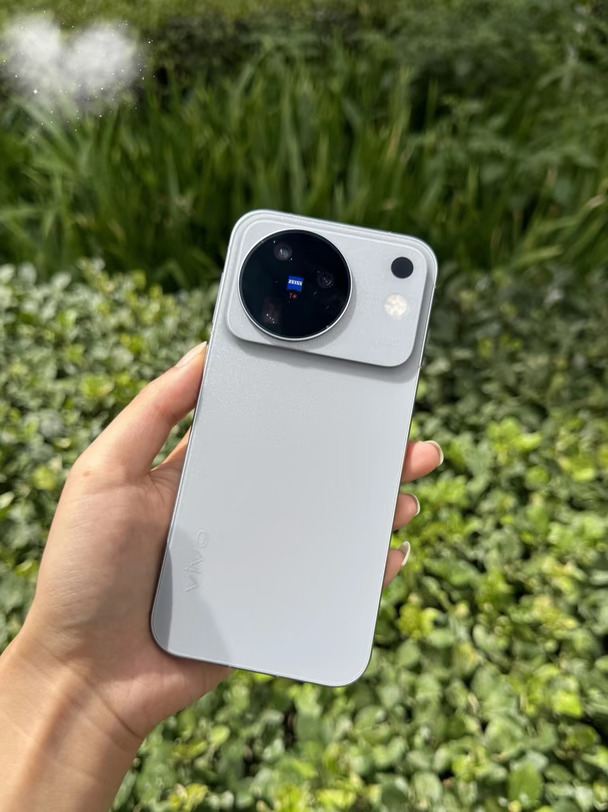 vivo X500虽然像iPhone但真的很好看