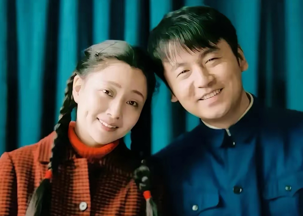 殷桃说，和雷佳音对戏时，她有生理反应，不是形容，是真实的生理性压迫感。雷佳音吼戏的压迫感是真能传到骨子里啊，殷桃说的心脏一紧太真实了！不是装出来的情绪，是顶级演员自带的神经冲击，这种实打实的代入感，比任何华丽台词都戳人。
​​后来有场戏，是周秉昆出狱回家。剧本上就一行字：郑娟看着他，哭了。
​​开拍