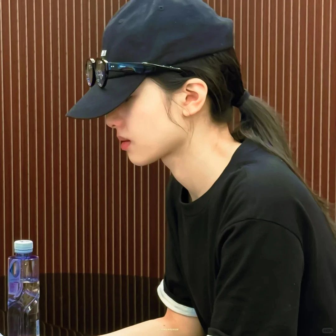 休闲运动风，黑色T恤+棒球帽，轻松自在，活力满满！🌞👟👒张婧仪...