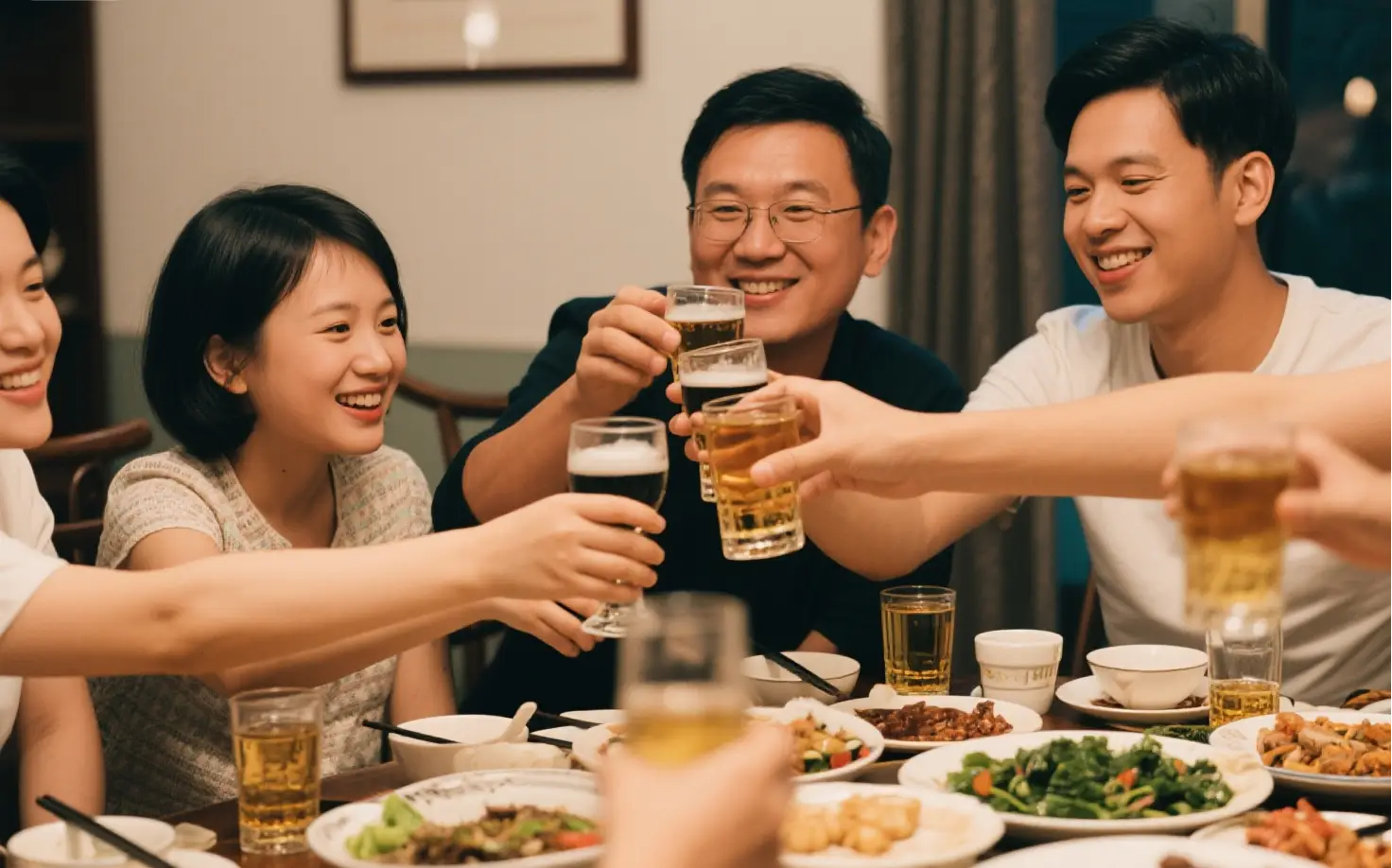 参加自媒体培训时，结识了一个新朋友吴越。吴越邀请我和爱人到他家里做客，于是，我就带着夫人拜访了吴越家。
吴越筹备了丰富的酒菜，刚进门就邀请我们直接上桌切磋。我喊吴越的父母入座，他们婉言谢绝了。
我对吴越说：“让伯父和伯母都入座呗！”吴越的爱人说：“你们来之前，他们已经吃过了。”我说：“你儿子呢？”吴