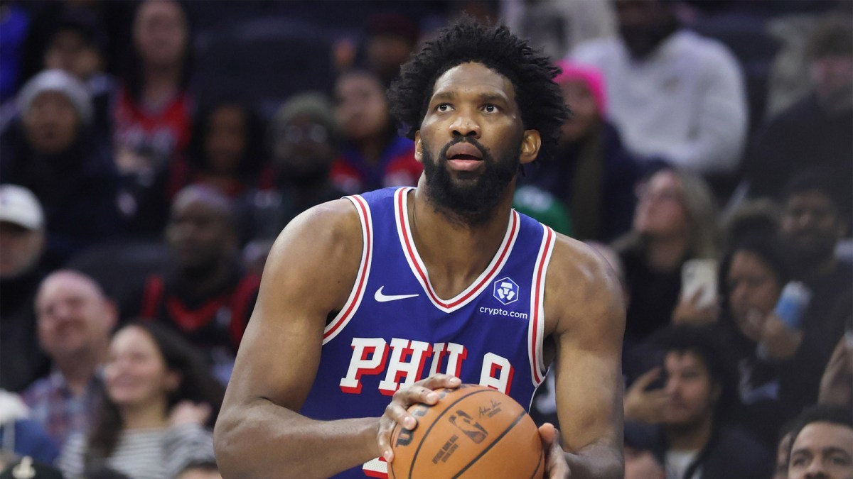 #NBA[超话]#三连胜势头正盛，恩比德主动求战，76人谨慎权衡负荷风险

76人击败雄鹿拿下三连胜，即将迎来背靠背对阵活塞的比赛。恩比德赛后开玩笑拜托媒体帮他向球队施压，希望能够出战。

恩比德伤病历史较多，近年出勤一直不理想，对阵雄鹿他打满36分钟。球队内线人手紧张，多名替补中锋有伤在身。不 ​