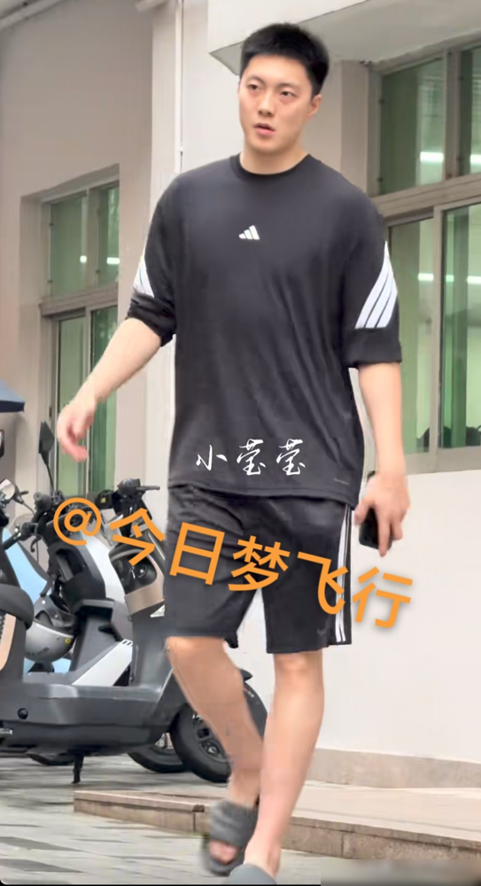 600万顶薪，70万“童工”，广东队这账算得真绝。 胡明轩，队内唯一...