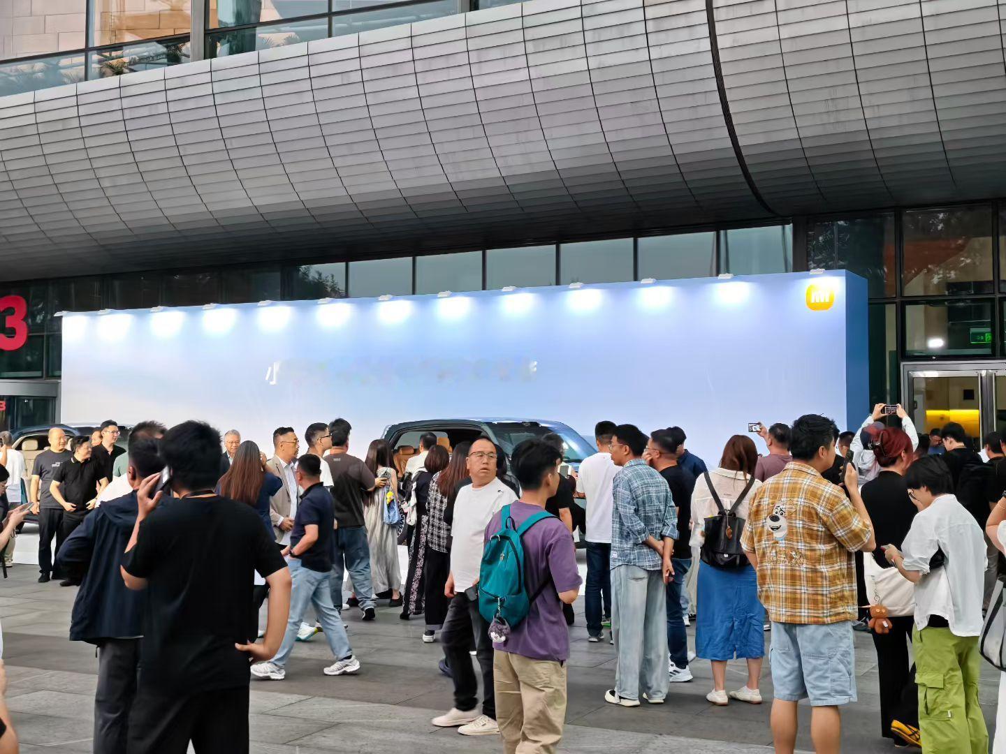 小米18 Fold于9月7日正式发布，全系售价突破万元大关，起售价定为10999元。面对高昂的定价，雷军坦言核心元器件成本暴涨是主因。 一、 各版本官方售价- 12GB+256GB：10999元- 1