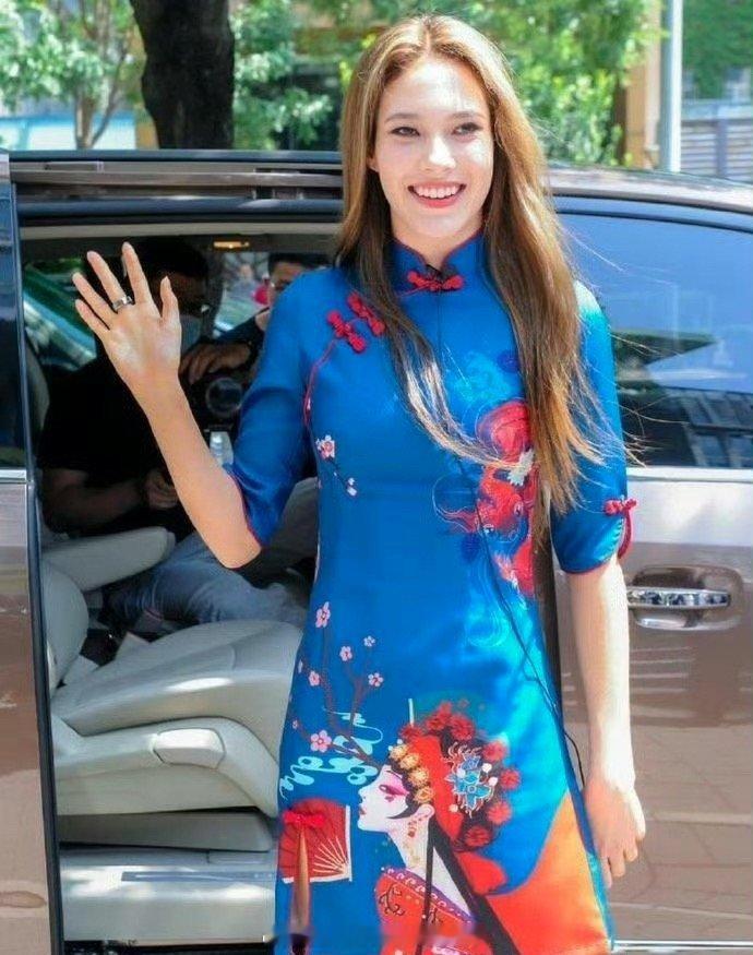 谷爱凌真的很会做人，在美国就是典型的欧美打扮，回了中国就是地地道道的东方穿搭 ​