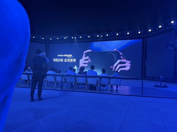 确定了！vivo X500系列9月21日正式发布，看图片上摄像头模组没有大到夸张，期待看到真机。#vivoX500系列 #vivoX500