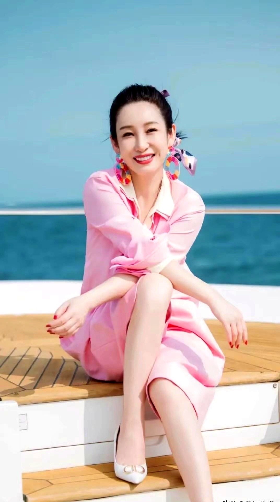 门一推开，张嘉益、制片人和老公王新军齐刷刷盯着秦海璐。

连剧本都没摸着，她就被这三个男人硬塞了《主角》里花彩香的戏。谁知剧一播，她往镜头前一站，挑眉抬眼直接镇住全场，跟刘浩存同台飙戏火花四溅。

演戏抢镜就算了，转头她又拿着麦克风站上央视秋晚舞台。跟胡夏搭档合唱《归》，嗓子一亮，硬是把一首歌唱出了