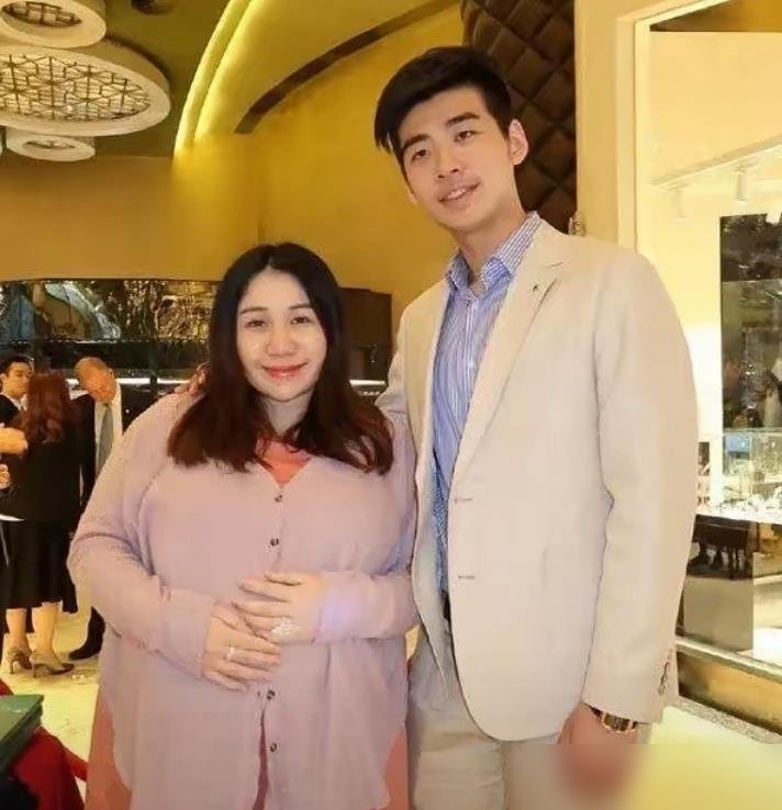 窦骁把“何超莲丈夫”这五个字从简介里删了。改成了“青年影视演员”。
当年巴厘岛那场婚礼，媒体算账算得门儿清，三千万还是五千万，吵翻了天。何超盈嫁辛奇隆，光是聘礼就堆成山，家族全员到齐。轮到窦骁，排场有了，但总透着一股“女方说了算”的味道。
婚后他戏约骤减，人人都说豪门女婿不好当。结果呢？《超感迷