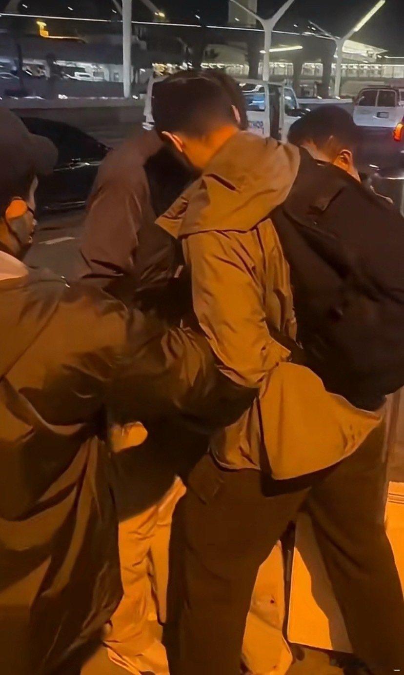 #华裔女子被ICE带走时喊帮我报警#这几个大汉这也太无助了，还好有这位路人拍下全程最后安全释放了[揣手] ​