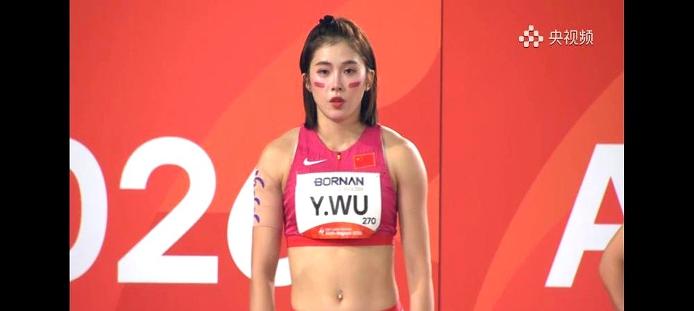 计时牌定格在12秒74那一刻，跑道上的热搜词条瞬间哑火。

亚运女子百米栏决赛，日本选手福部真子摘金，31岁老将中岛瞳夺银。吴艳妮咬紧牙关跑出13秒12拿到铜牌，上届冠军林雨薇跌落第七。

没有赛前手势，不搞话题造势。中岛瞳今年实打实飙出过12秒60。起跑发力、攻栏、栏间衔接，对手用硬实力结结实实给
