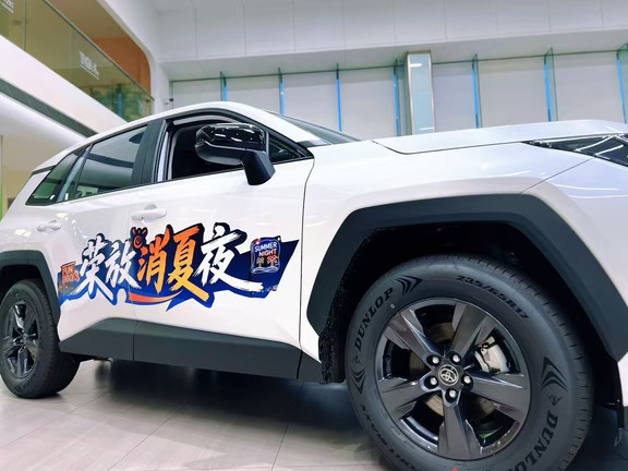 家用SUV务实之选✨一汽丰田荣放真实体验
15‑20万选合资SUV，纠结来纠结去，最后被荣放的均衡感打动💡
	
外观硬朗大气，线条简约耐看，不会过度花哨，男生女生开都很适配。
TNGA架构底盘调校很稳，城市通勤好开好停，新手也比较容易上手。
	
双擎混动版本真的很适合家用🙌
不用充电，告别续航焦虑，市区堵车油耗表现友好，长期开养车压力更小，加满油长途出行也省心，不用频繁跑加油站。
	
空间表现很够用✅
后排乘坐宽松，后备箱容积可观，婴儿车、行李箱、露营装备都可以放下，周末家庭出游、近郊自驾都能hold住。后排放倒之后拓展空间更大，露营氛围感直接拉满。
	
安全感这块让人安心，TSS智行安全系统，主动防护配置比较齐全，日常跟车、高速行驶多一份守护，对家用家庭很友好。
	
整车品质经过市场长时间验证，后期保养维护成本适中，保值表现也不错，过日子买车，省心耐用真的很重要。
	
可城可野，兼顾通勤代步和周末出游，追求稳定务实的朋友可以到店实地感受实车🚗
	
#一汽丰田荣放 #RAV4...