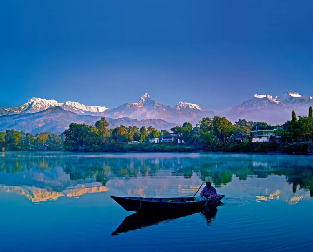 喜马拉雅脚下的平湖如镜