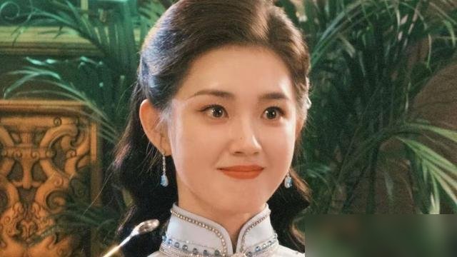 新剧刚开播，编剧直接甩话“不会和好”，还接着往外抖料。
郭宇欣这边呢，10月16号刚跟王皓祯合体庆功，30亿播放量，捂耳朵名场面，手写信都读了。10月12号，《怪她太会撒娇》预约破百万。白玉兰年度优秀微短剧，她一个人占两部。
热度是真的顶。麻烦也是真的缠。9月23号，经纪公司发声明说她严重违约，