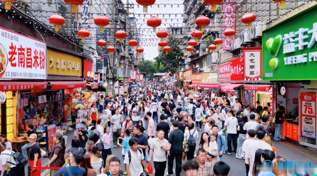 #南昌# 
南昌位列必玩榜热度Top10宝藏城市第1位
国庆假期，南昌又双叒火出圈！美团数据显示，南昌荣登"必玩榜"热度Top10宝藏城市榜首，江西景区预订量同比增长33%。假期入赣游客以省外客源为主，占比超八成，广东、浙江、江苏、湖北、湖南为主要客源地。
从滕王阁到武功山，从篁岭到三清山，南昌、上饶 ​