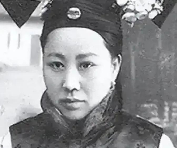 喂奶，不准见亲生女儿。1908年入宫为溥仪乳母，王焦氏不得探望亲生骨肉，日日吞咽无盐肘子催奶，女儿夭折被隐瞒六年，溥仪视她为唯一人性来源，可她的结局却满是心酸 
 
封建皇宫里的规矩，很多都裹着一层冰冷的剥削，乳母王焦氏的命运，就是旧时代底层小人物的一场悲剧。1908年，溥仪被抱入紫禁城，王焦氏被选