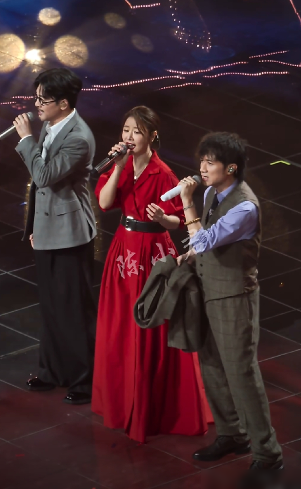 苏有朋贴上胡子、古巨基抄起西装的那一刻，弹幕直接炸了。
谁能想到，《情深深雨濛濛》播完25年，这三个人往台上一站，跟穿越过来似的。何书桓还是那个背心，杜飞连假扮服务生的胡子都没落下，林心如一件红衣开口那句啊，情深深雨濛濛，多少80后手里的筷子停了。
镜头扫过脸，没僵，没肿，眼神还是当年的明镜。三